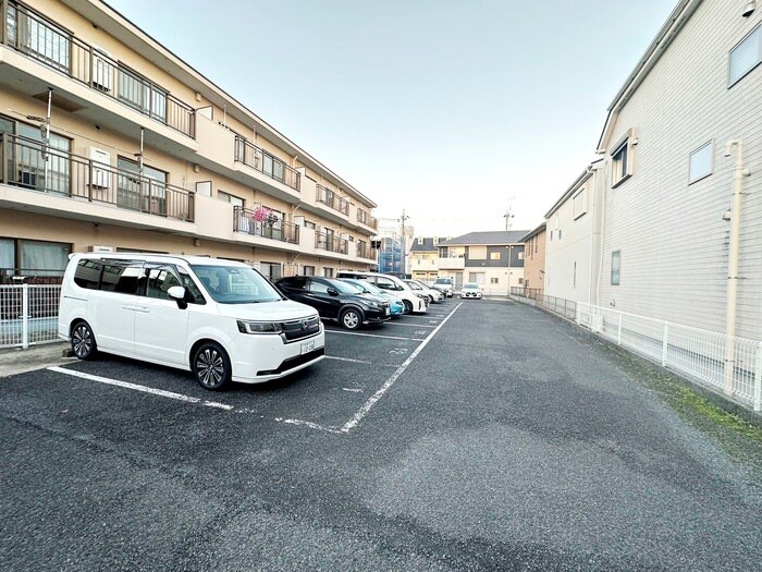 物件外観写真3　(駐車場)
