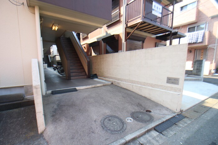 物件外観写真4　(エントランス部分)