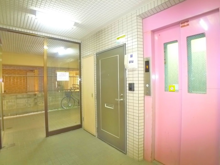 物件外観写真4　(エントランス部分)