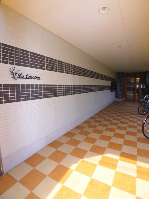 物件外観写真3　(エントランス部分)