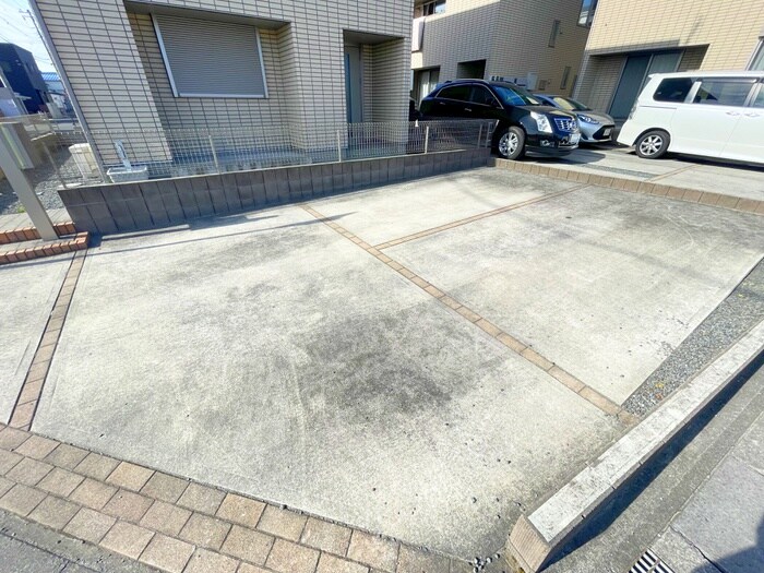 物件外観写真4　(駐車場)