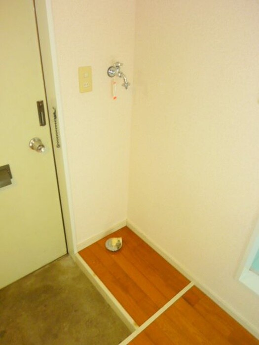 物件内観写真15　(洗濯機置場)