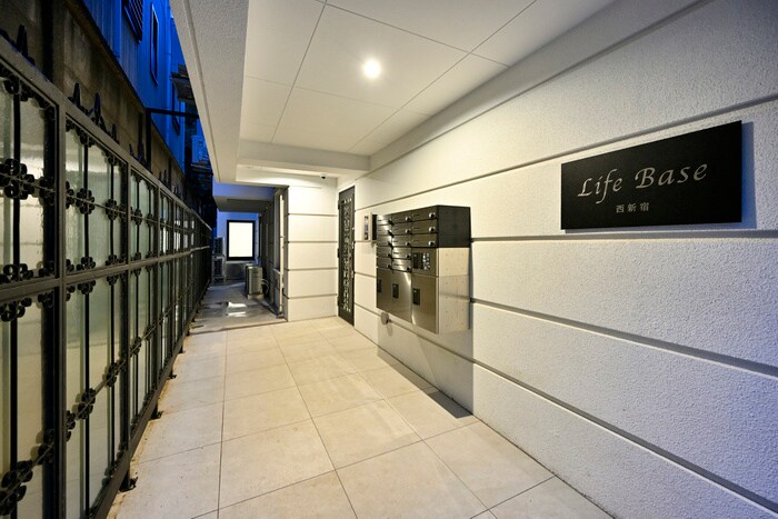 物件外観写真2　(エントランス部分)