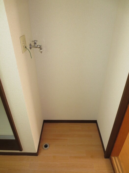 物件内観写真10　(洗濯機置場)