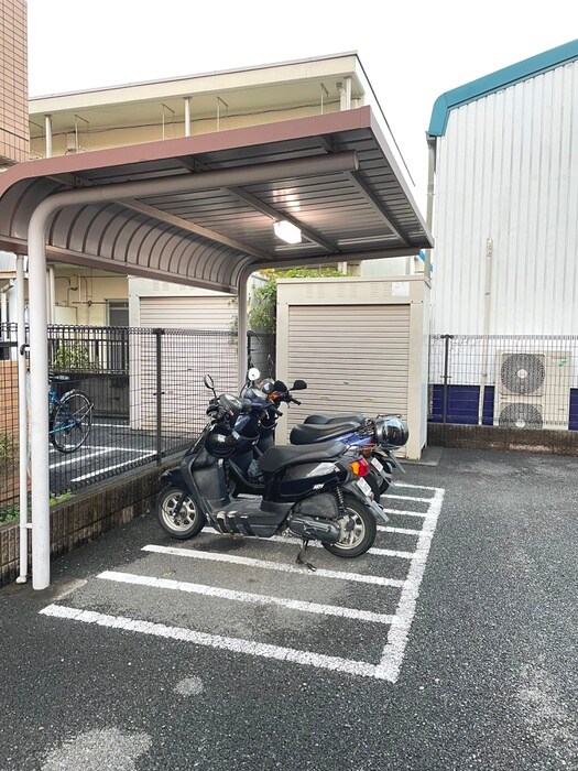 物件外観写真5　(バイク置き場)