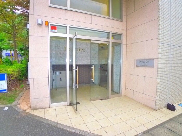 物件外観写真2　(エントランス部分)