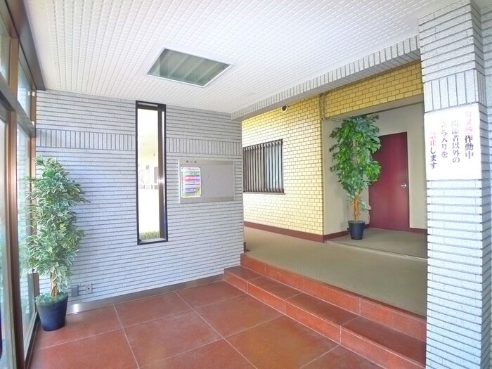 物件外観写真3　(エントランス部分)