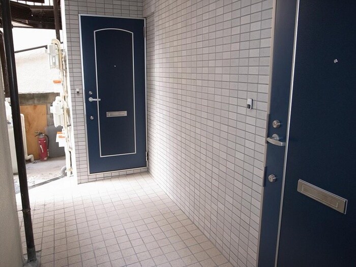 物件外観写真3　(エントランス部分)
