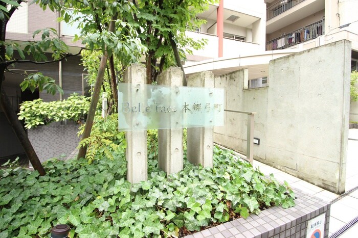 物件外観写真2　(エントランス部分)