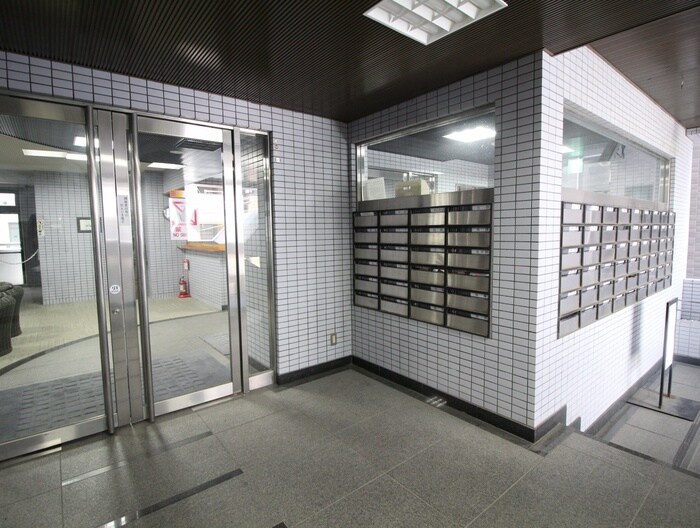 物件外観写真2　(エントランス部分)