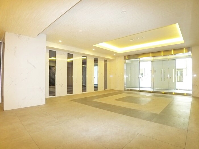 物件外観写真2　(エントランス部分)