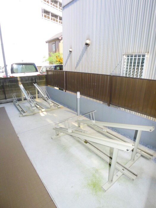 物件外観写真4　(駐輪場)