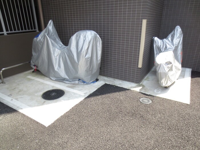 物件外観写真5　(バイク置き場)