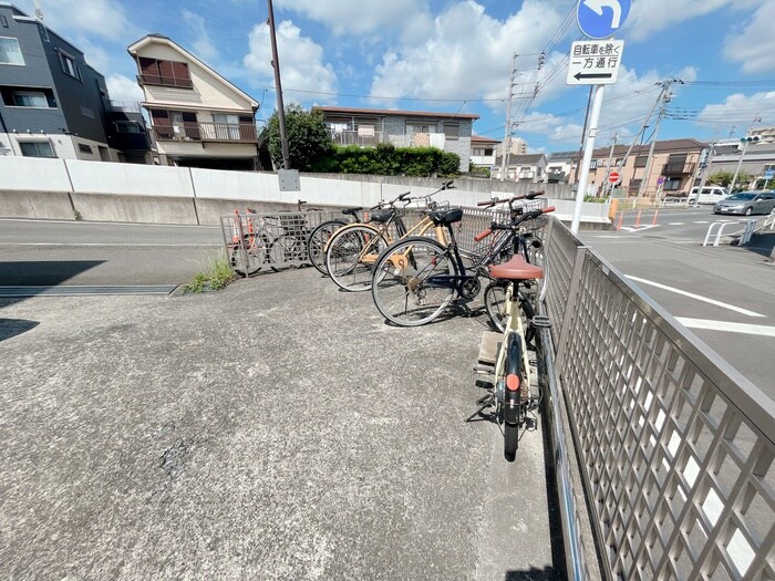 物件外観写真3　(駐輪場)