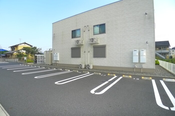 物件外観写真2　(駐車場)