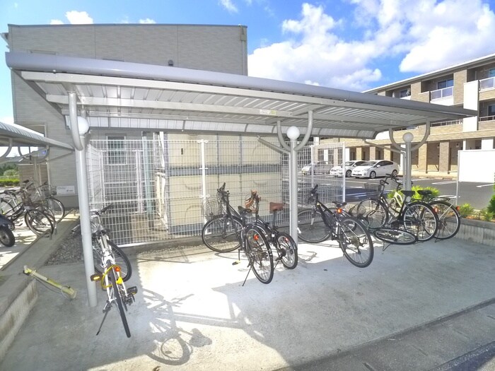 物件外観写真4　(駐輪場)