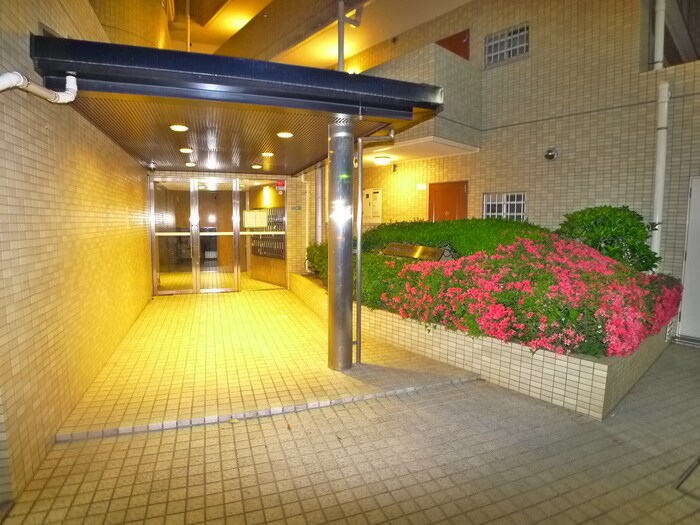 物件外観写真3　(エントランス部分)