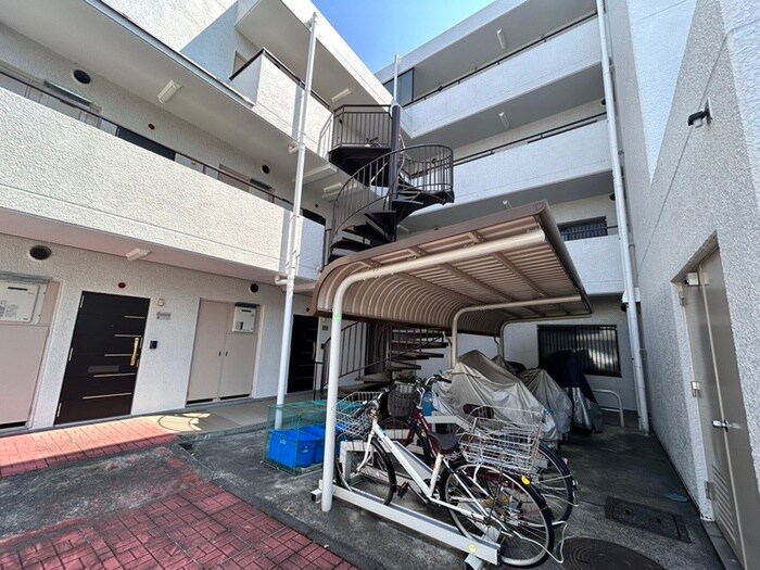 物件外観写真2　(駐輪場)