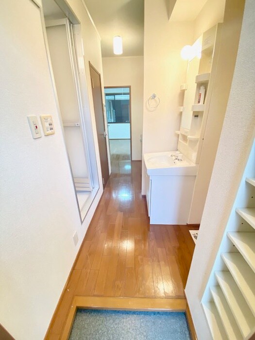 物件内観写真13　(玄関)