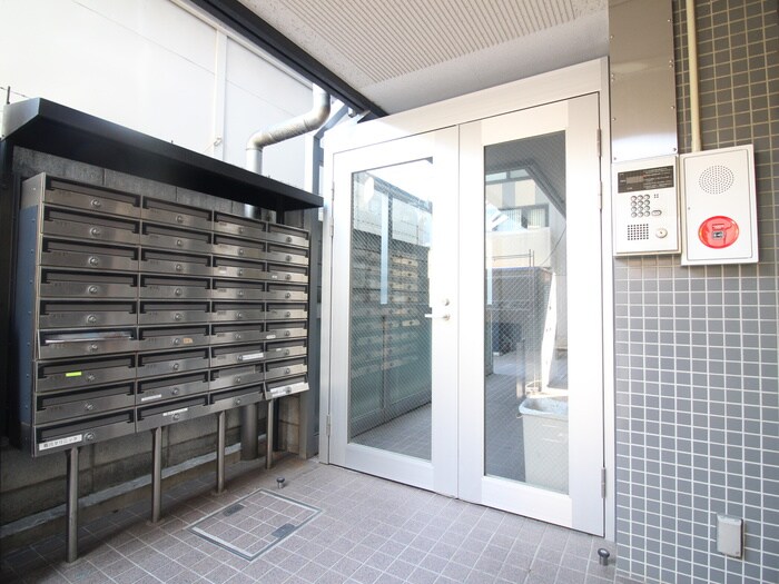 物件外観写真4　(エントランス部分)