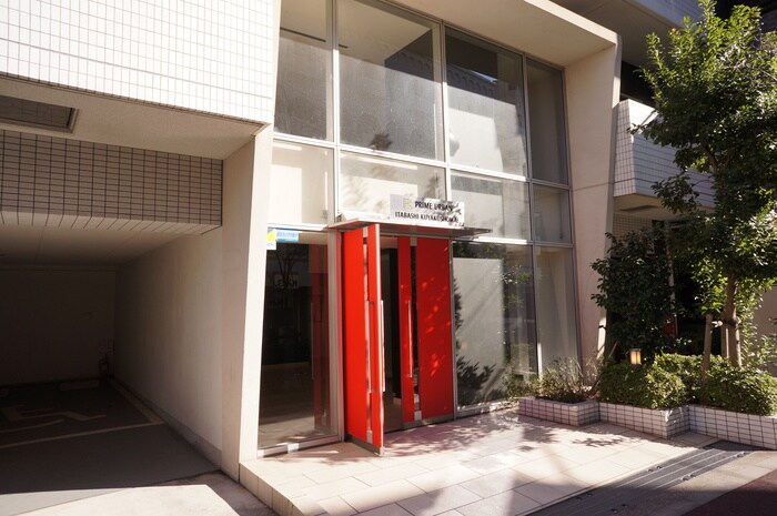 物件外観写真2　(エントランス部分)