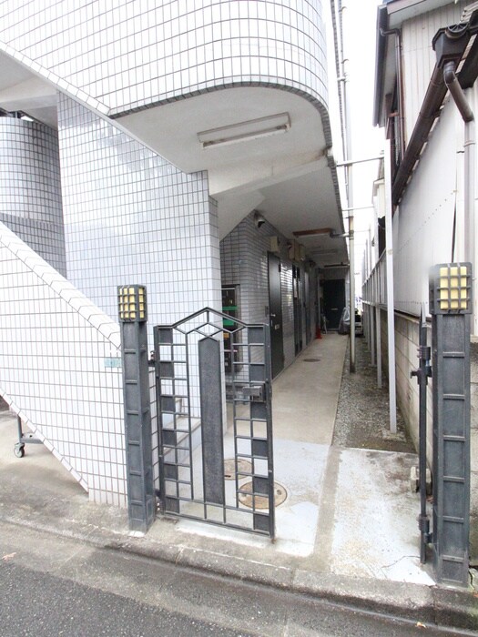 物件外観写真2　(エントランス部分)