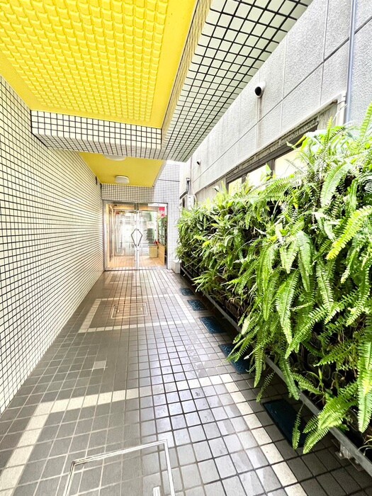 物件外観写真2　(エントランス部分)