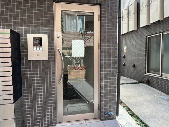 物件外観写真2　(エントランス部分)