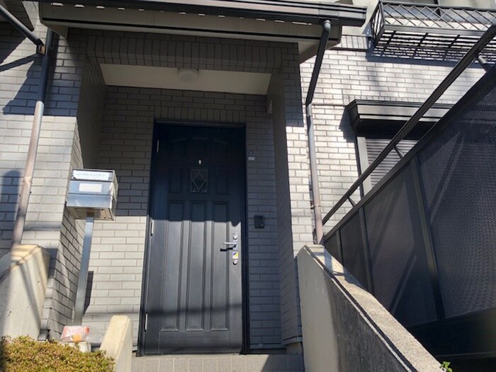 物件外観写真2　(エントランス部分)
