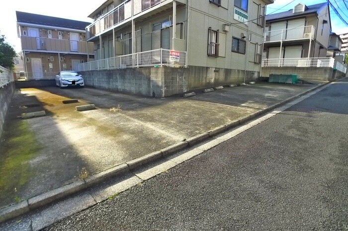 物件外観写真3　(駐車場)