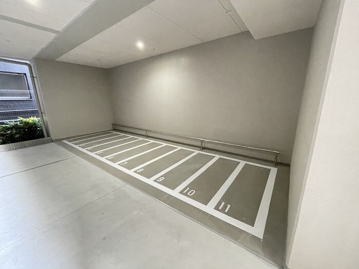 物件外観写真5　(バイク置き場)