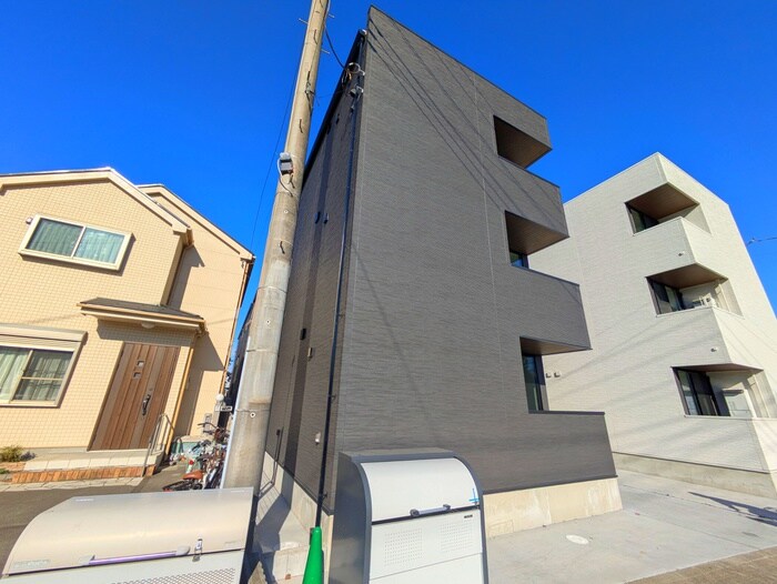 物件外観写真3　(エントランス部分)