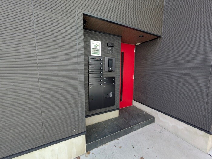 物件外観写真5　(エントランス部分)