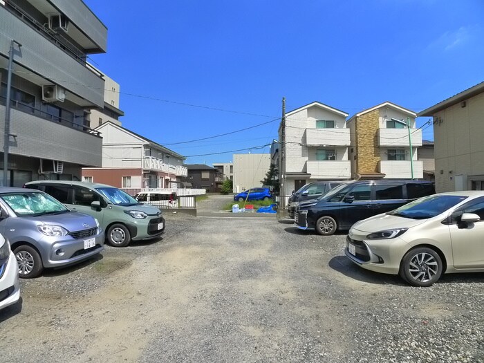 物件外観写真2　(駐車場)