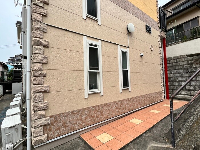 物件外観写真3　(エントランス部分)