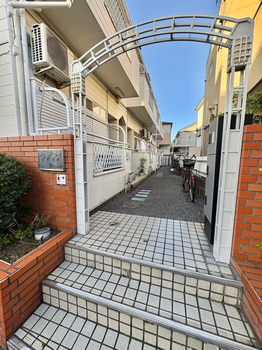 物件外観写真6　(エントランス部分)