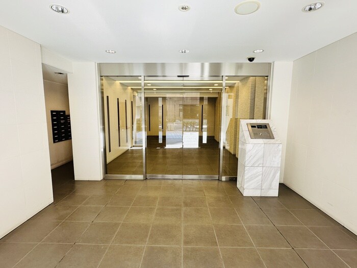 物件外観写真3　(エントランス部分)