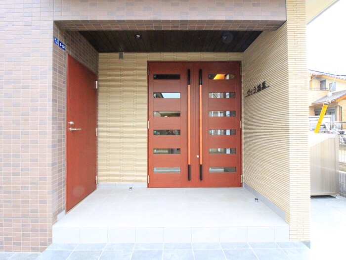 物件外観写真4　(エントランス部分)