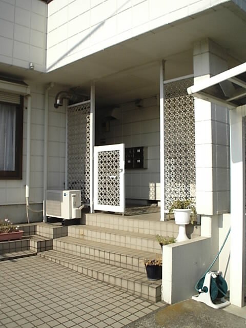 物件外観写真4　(エントランス部分)