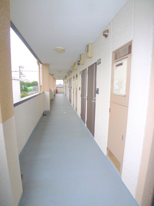 物件外観写真6　(エントランス部分)