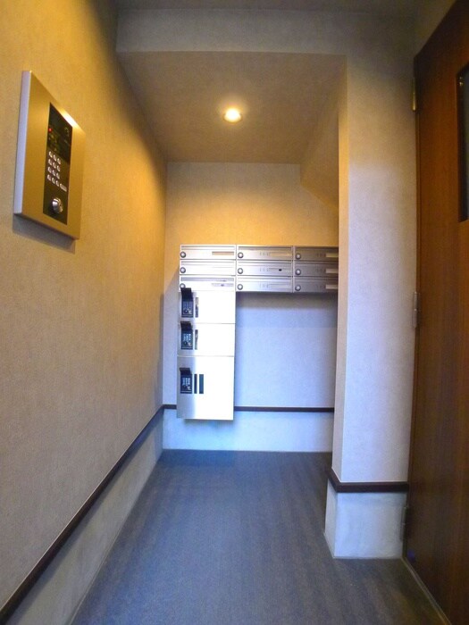 物件外観写真4　(エントランス部分)