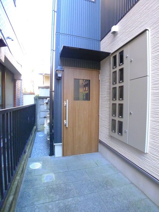 物件外観写真6　(エントランス部分)