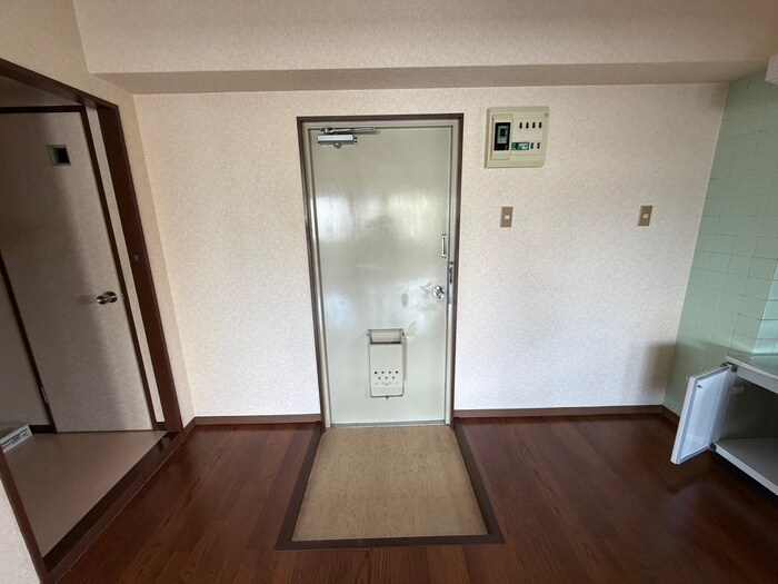 物件内観写真7　(玄関)