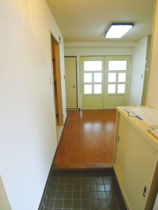 物件内観写真4　(玄関)