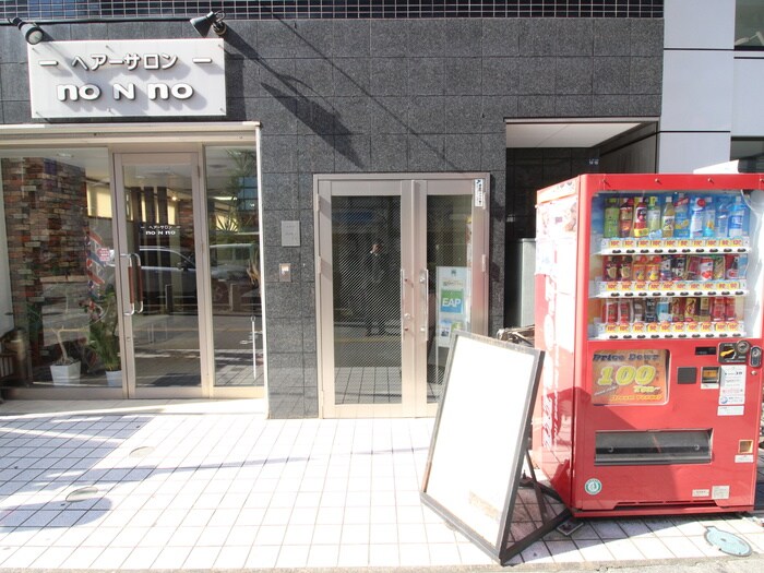 物件外観写真4　(エントランス部分)