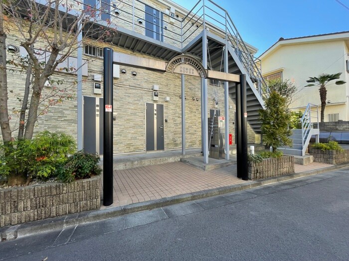 物件外観写真3　(エントランス部分)