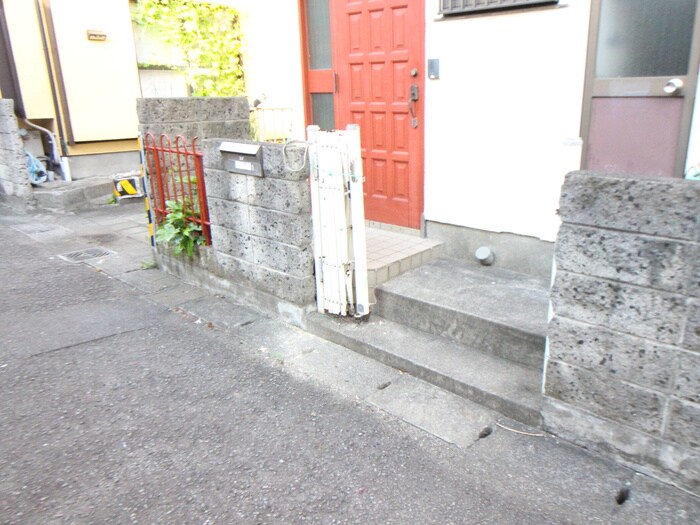物件外観写真3　(エントランス部分)