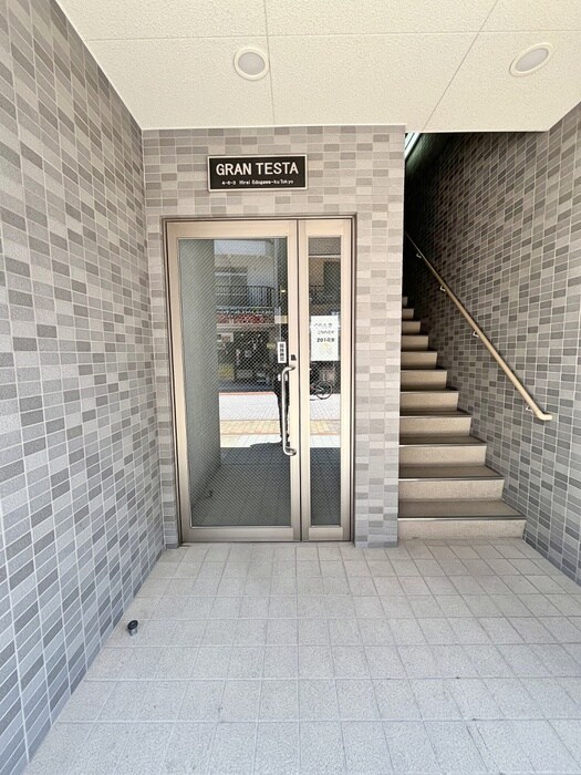 物件外観写真2　(エントランス部分)