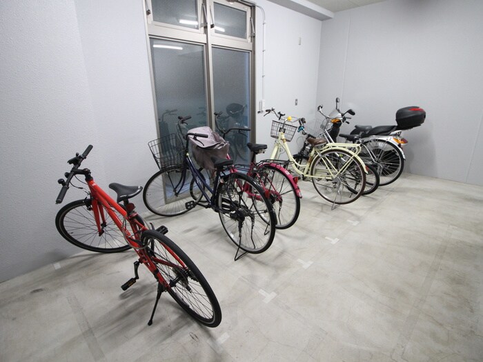 物件外観写真4　(駐輪場)