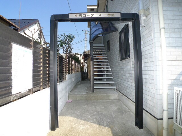 物件外観写真2　(エントランス部分)